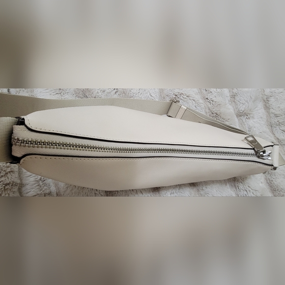 Authentic Coach Pace Shoulders Bag, Cream color with adjustable shoulder strap - Picture 14 of 16